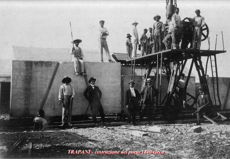 Vecchia Trapani 243 - Trapani - Costruzione del porto anno 1890.jpg